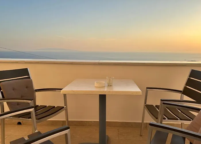 Daire Aegean Mirror, Andros *